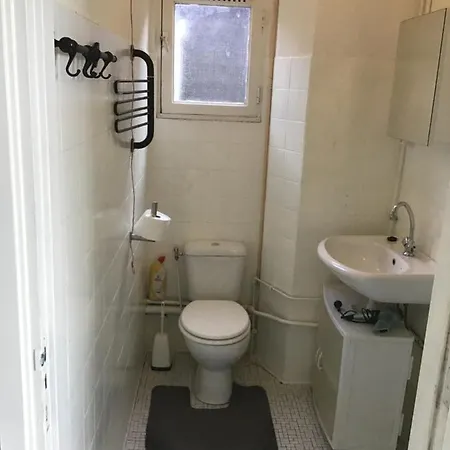 Frank's And Chong's Excellent Location